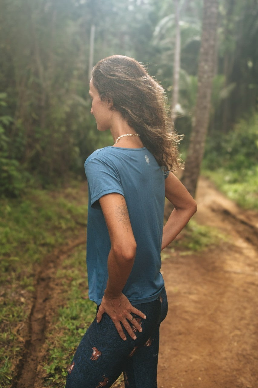 Camiseta decote V azul