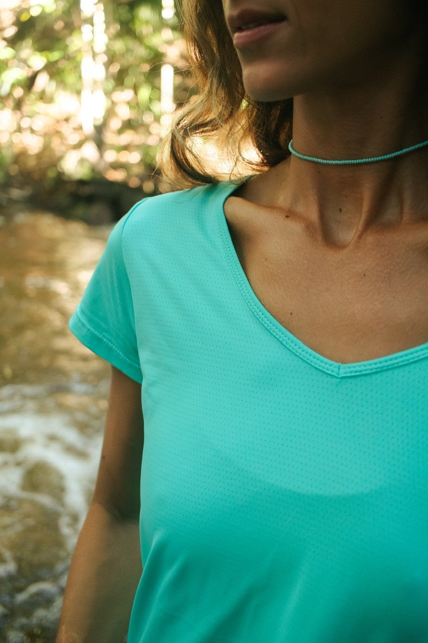 Camiseta decote V aqua